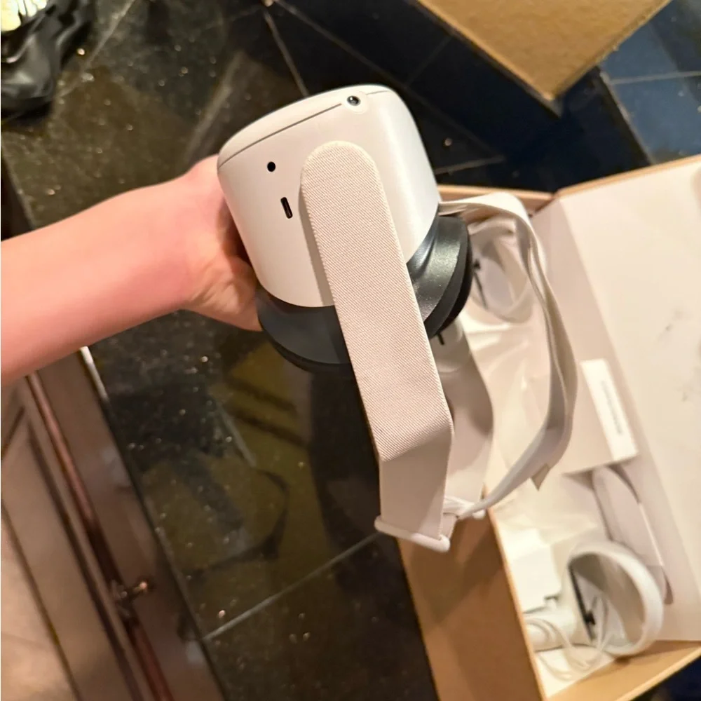 Oculus White VR Headset with Controllers